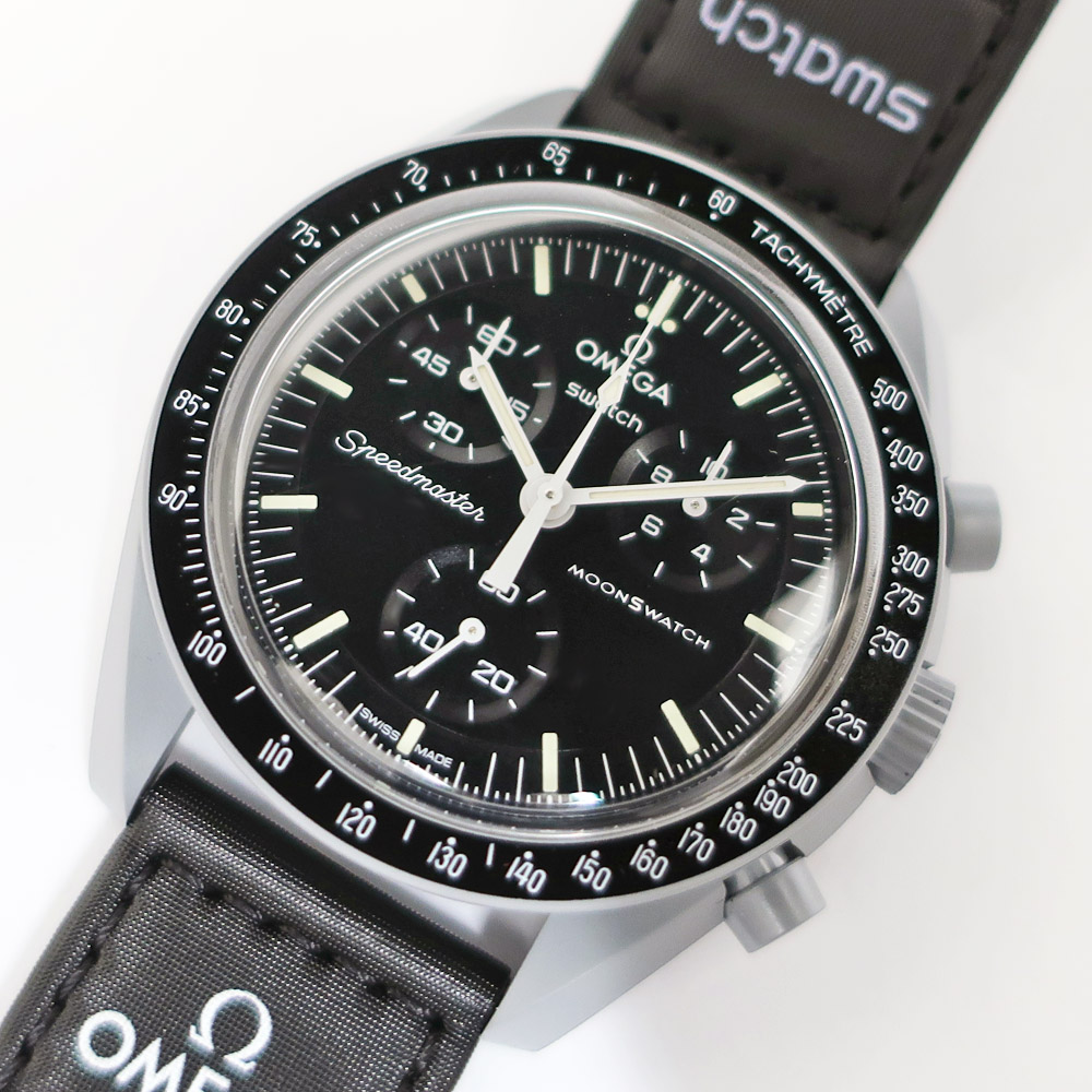 【栄】【SWATCH×OMEGA】スウォッチ×オメガ MISSION TO THE MOON ミッショントゥザムーン SO33M100  スピードマスター ムーンスウォッチ ブラック クォーツ メンズ 腕時計【新品】【未使用】【中古】